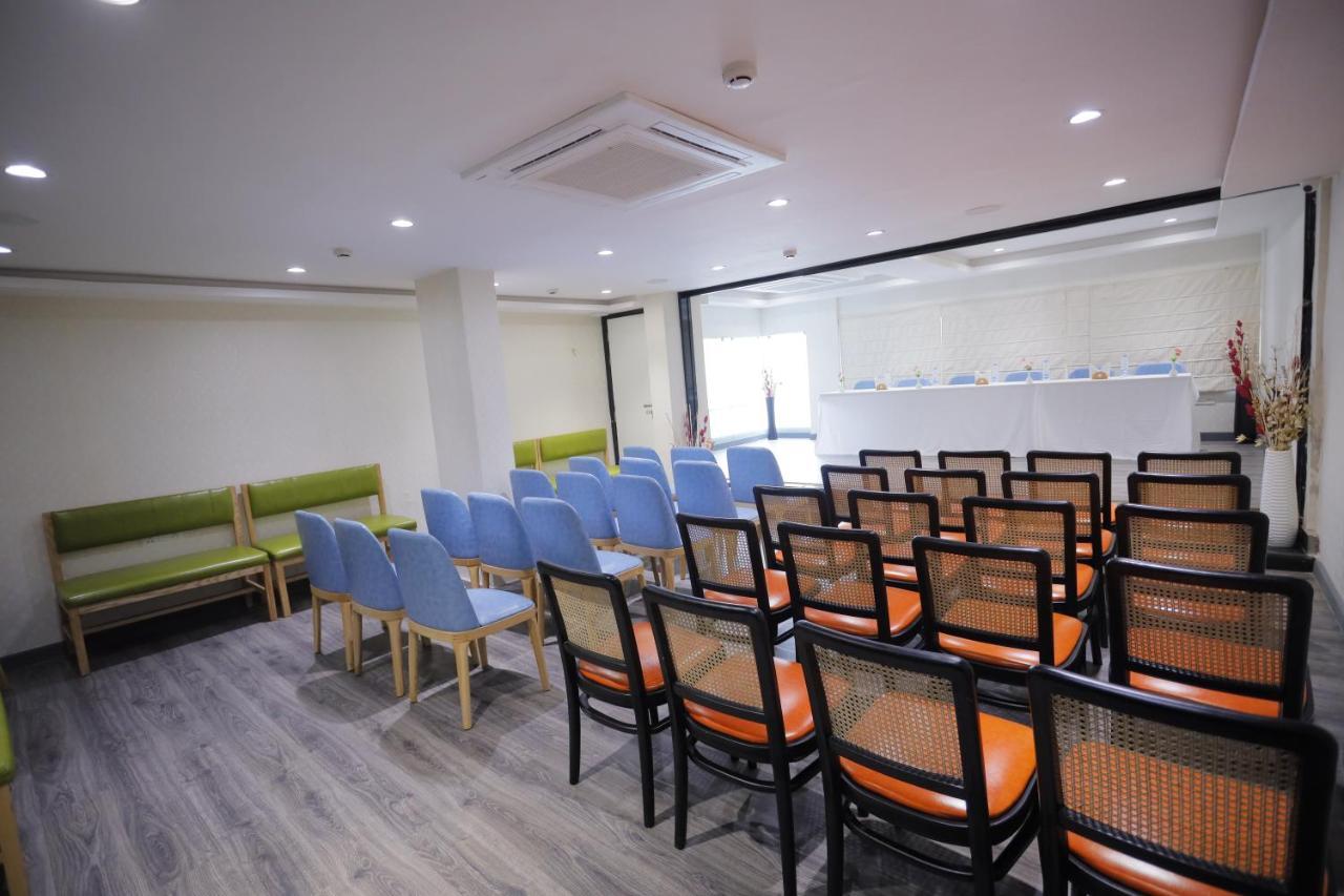 The Avenue Hotel Ballygunge Колката Екстериор снимка